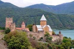 Vista del Castello e della cattedrale di Ananuri nel Caucaso georgiano.