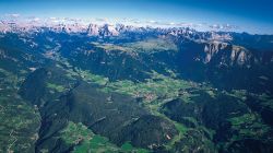 Castelrotto e Alpe di Siusi viste dall'alto, in estate (Trentino Alto Adige).
