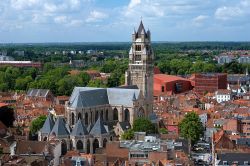 Cattedrale di San Salvatore, Bruges - E' stata costruita in laterizio la più antica chiesa gotica delle Fiandre. Nelle torri le parti inferiori risalgono al 1116-1127 mentre il corpo, ...