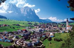 Castelrotto in estate: una delle migliori destinazioni turistiche del Trentino Alto Adige e delle Dolomiti.
