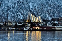 La Cattedrale Ishavskatedralen a Tromsdalen, la periferia sud di Tromso  in Norvegia