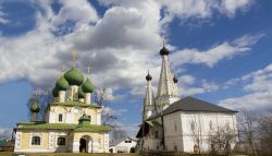 La cattedrale di San Alexey e la chiesa di Maverllous nel monastero ortodosso di San Alexey a Uglich, Russia  - © Irina Afonskaya / shutterstock.com