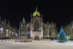 Cattedrale di St Giles a Edimburgo (Scozia), durante il periodo del Natale - © godrick / Shutterstock.com