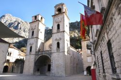 Cattedrale di San Trifone a Cattaro, Montenegro - Sede della diocesi cittadina, Katedrale Svetog Tripuna è la cattedrale cattolica di Cattaro. La sua costruzione ha avuto inizio nel 1124 ...