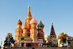 Panorama della cattedrale di San Basilio a Mosca, Russia - Gli incredibili colori utilizzati nella costruzione di questa chiesa ortodossa russa voluta da Ivan IV°
