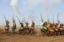 Cavalieri ad un tradizionale Moussem: questi cavalieri partecipano ad un evento sportivo tradizionale chiamato Moussem, nella città di Rabat - © amskad / Shutterstock.com
