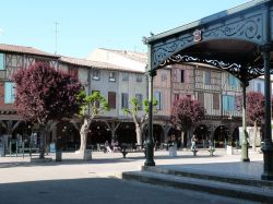 Il Centro di Mirepoix, dipartimento dell'Ariege in Francia. Si notano le tipiche case a graticcio, tipiche dei centri storici medievali delle città francesi - © Tourisme de Mirepoix ...