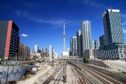 il centro di Toronto (Ontario), la città più importante del Canada e la Go Transit railway. Sullo sfondo la CN Tower alta 553 metri - © ValeStock / Shutterstock.com 