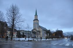 Il centro di  Tromso in Norvegia, con la Cattedrale vista dalla via Storgata