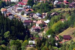 Panoramica del borgo di Bran, la cittadina dove sorge il Castello di Dracula in Romania - © Alexandru Logel / Shutterstock.com