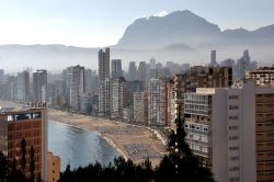 Centro di Benidorm con nebbia mattutina, tipica delle fasi di scirocco sul Mediterraneo. Siamo nel versante orientale della Spagna - © Madrugada Verde / Shutterstock.com