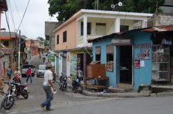 Uno dei tanti scorci del centro della località di Jarabacoa, dominata dagli oltre 3.000 metri del Pico Duarte, dove ancora si aggira la "Ciguapa" protagonista della leggenda ...