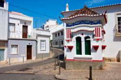 Il centro storico di Lagos, una delle mete turistiche dell'Algarve in Portogallo - © aniad / Shutterstock.com