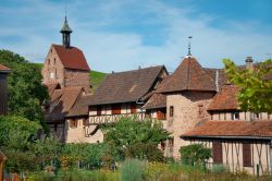 Centro medievale di Riquewihr, Alsazia - Con i suoi 8.280 chilometri quadrati, l'Alsazia è la più piccola delle regioni francesi. Con una pianura a est percorsa dal Reno, i ...