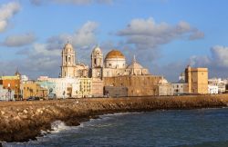 Centro storico di Cadice, la città portuale che s'affaccia sul mare dell'Andalusia - © liquid studios / Shutterstock.com