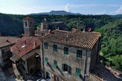 Centro storico di Sorano: il panorama come visto dal Castello della Fortezza orsini. Siamo in Maremma, nella Provincia di Grosseto