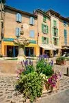 Centro storico di Valensole, la città della Provenza (Francia) famosa per i suoi campi di lavanda che fioriscono all'inizio dell'estate - © Gayane / Shutterstock.com 