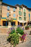 Centro storico di Valensole, la città della Provenza (Francia) famosa per i suoi campi di lavanda che fioriscono all'inizio dell'estate - © Gayane / Shutterstock.com 