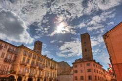 Centro storico di Alba, Piemonte, Italia. Fotografato qui sotto un cielo a dir poco suggestivo, il centro di Alba è da sempre il punto di riferimento di abitanti e turisti - © Rostislav ...