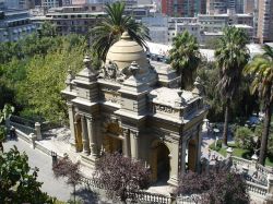 Il Cerro Santa Lucia è una collina di Santiago del Cile, che si eleva quasi 70 metri sopra la quota media della città, fornendo un panorama secondo solo a quello di San Cristobal ...