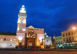 La Chiesa di Santo Domingo, sull'omonima piazza di Quito (Ecuador), in versione notturna. Commissionata dai domenicani all'architetto Francisco Becerra nel 1580, fu completata nella ...