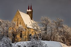 Veduta invernale della chiesa Calvaria di Cluj Napoca, Romania - Il piccolo villaggio rumeno di Manastur, nei pressi di Cluj Napoca, custodisce la graziosa chiesa Calvaria che venne edificata ...