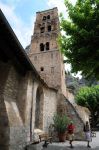 Monumento storico dal 1913, la parrocchiale di Moustiers sorge su una piazzetta nel centro del borgo medievale 