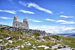 La chiesa di Saint Benan, in rovina, sull'isola di Inis Mor Island Irlanda - © matthi / Shutterstock.com