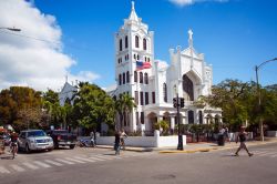 Chiesa di San Paolo, Key West - Duval Street ospita uno dei più suggestivi luoghi di culto di Key West, la St. Paul's Episcopal Church, storica chiesa delle Florida Keys. Il bianco ...