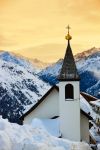 Una chiesa a Solden avvolta dalle luci del Tramonto nel Tirolo (Austria) - © Tatiana Popova / Shutterstock.com