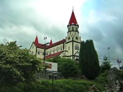 Iglesia del Sagrado Corazón: la colorata chiesa si trova a Puerto Varas, nella Patagonia del Cile - Cortesia foto Tonza90, Wikipedia