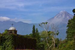 Chiesa alle pendici del vulcano Colima in Messico - © csp / Shutterstock.com