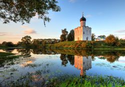 La magica Chiesa dell'intercessione sul Nerl, uno dei luoghi imperdibili dell'Anello d'Oro in Russia - © Sergey Lavrentev / Shutterstock.com