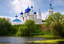 La Chiesa a Bogolyubovo nella regione di Vladimir lungo l'Anello d'Oro della Russia - © Iakov Filimonov / Shutterstock.com