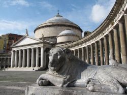 Chiesa di S. Francesco di Paola  e Piazza Plebiscito a Napoli centro - © Cardaf / Shutterstock.com