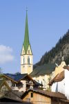 Chiesa in centro a Ischgl, Austria. E' una delle località più belle delle Alpi tirolesi: Ischgl si trova a 1376 metri di altezza incastonata fra il gruppo del Silvretta e del ...