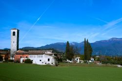 Chiesa in periferia, Desenzano del Garda - Ricco di edifici religiosi, questo Comune della provincia di Brescia racchiude nel suo centro storico così come in periferia splendide testimonianze ...