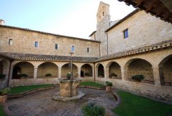 Il chiostro della Chiesa di San Damiano a Assisi. Secondo la leggenda nel 1205 Francesco mentre era intento a pregare davanti al crocifisso sentì una voce provenire dallo stesso che gli ...