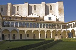 Il chiostro della chiesa gotica di San Domenico a Perugia (Umbria) - © Claudio Giovanni Colombo / Shutterstock.com
