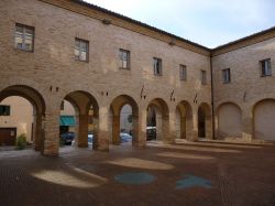 Il Chiostro di San Francesco a Serra de' Conti - © Diego Baglieri - CC BY-SA 4.0, Wikipedia