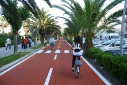 La Ciclovia Adriatica ad Alba Adriatica, località di mare della provincia di Teramo - © Di Luciodem di Wikipedia in italiano, CC BY-SA 4.0, https://commons.wikimedia.org/w/index.php?curid=47591575 ...