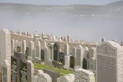 Il cimitero di Lerwick, avvolto dalla nebbia mattutina. Ci troviamo alle Isole Shetland in Scozia - © Graham Andrew Reid / Shutterstock.com