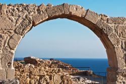 Tra le rovine di Kourion (Cipro meridionale) spuntano spicchi turchesi di Mar Mediterraneo - © syaochka / Shutterstock.com