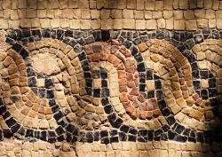 Particolare di mosaico all'interno della Casa di Dioniso a Paphos, Cipro, illuminato dalla luce rosata del tardo pomeriggio - © John Copland / Shutterstock.com