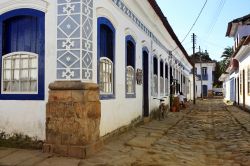 Una via nella città coloniale di Paraty ...