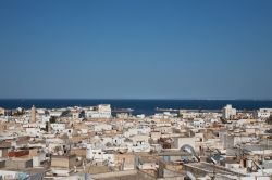 Citta su isola Djerba in Tunisia. I centri abitati più importanti sono Houmt-Souk, famoso per i suoi negozi e lo shopping e Midoun. L'aeroporto principale si trova invece nei pressi ...