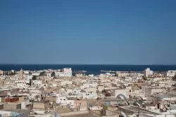 Citta su isola Djerba in Tunisia. I centri abitati più importanti sono Houmt-Souk, famoso per i suoi negozi e lo shopping e Midoun. L'aeroporto principale si trova invece nei pressi ...