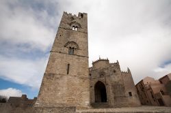 Erice, Trapani, Sicilia nord-occidentale: anche qui, nel cuore del Mediterraneo, il clima non è sempre idilliaco e le nuvole possono oscurare il cielo sopra il borgo. Nell'immagine ...