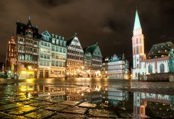 La centrale Piazza Romerberg di Francoforte, Germania, è una meraviglia anche dopo le piogge autunnali. Bastano le luci della notte e lo spettacolo è assicurato - © Boris ...