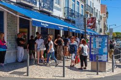 FIla per entrare nella famosa Antiga Congfeitaria de Belém, l'unica a produrre i famosi Pastéis de Belém - foto © Andre Goncalves / shutterstock.com